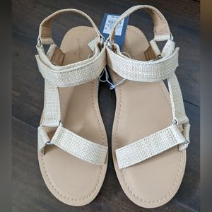 NWT Universal Thread Sandals size 8.5